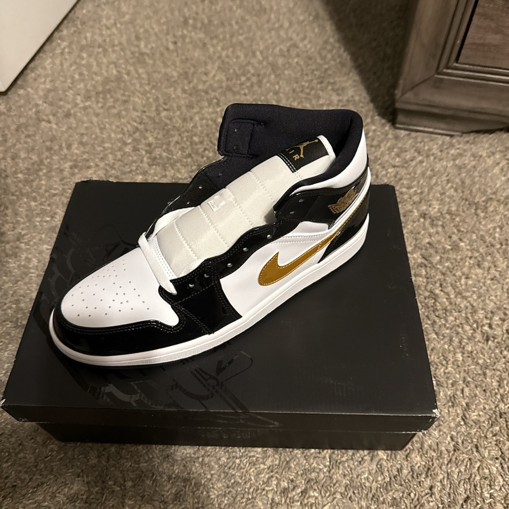 Jordan Air Mid SE in Black and Gold - Picture 4 of 5